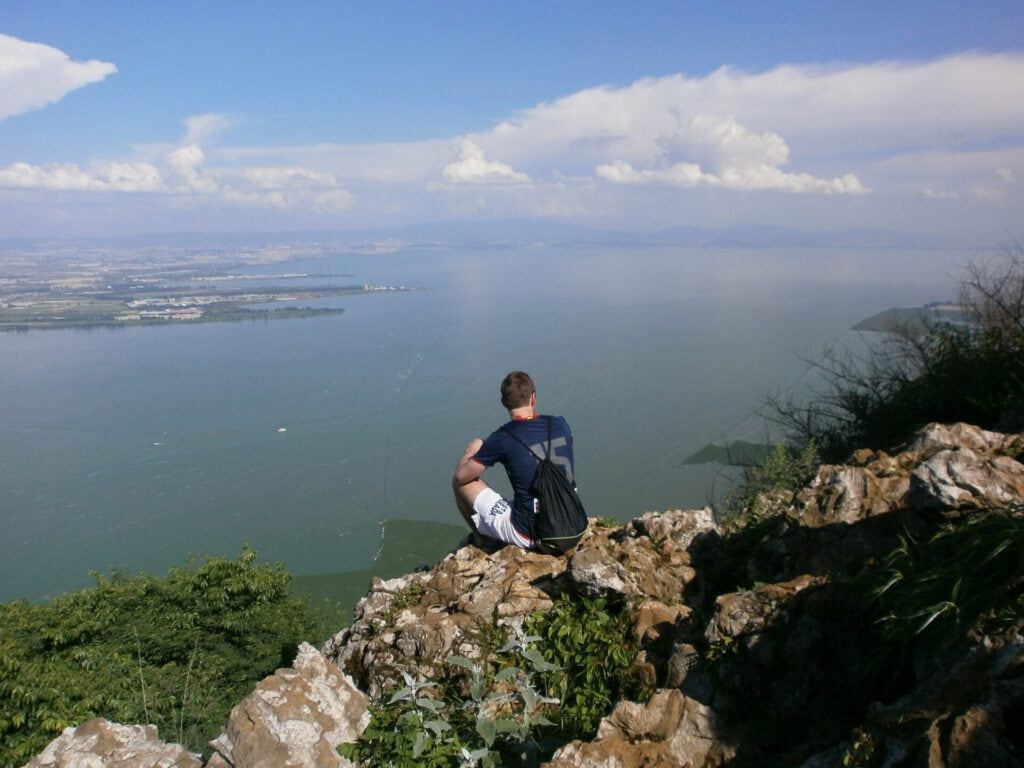 Impresionante vista del Lago Dianshi desde la cima de la Montaña Xi Shan Trip to Yunnan - Montaña Xi Shan - Lago Dianchi
