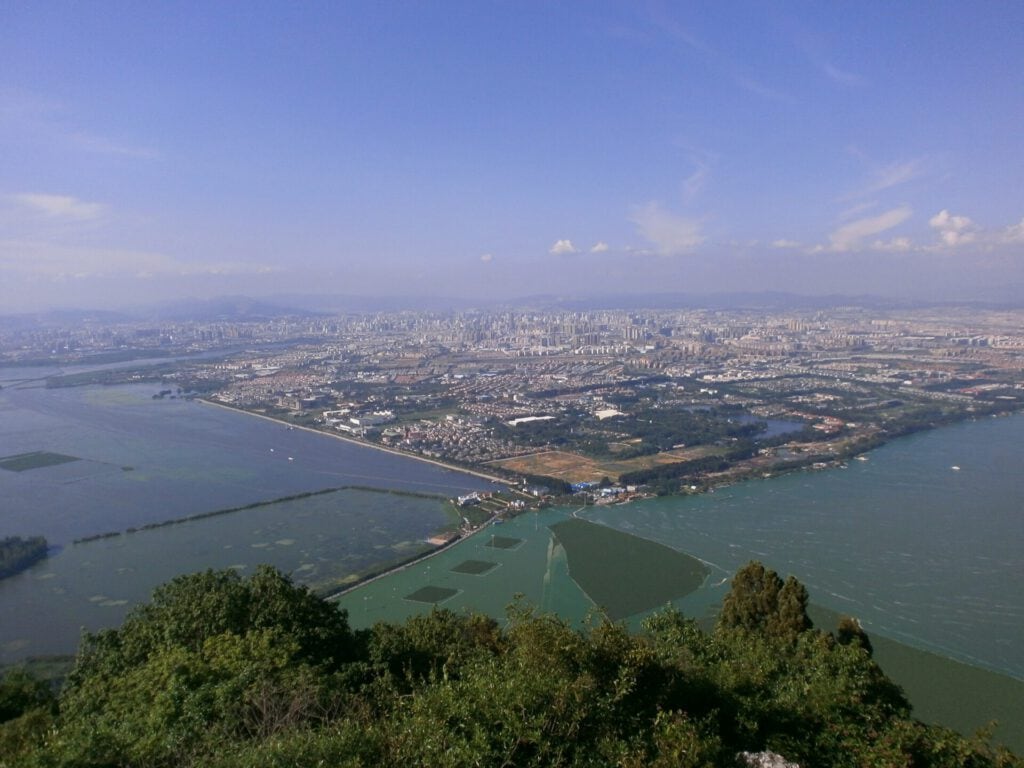Impresionante vista de la ciudad de Kunming y el Lago Dianchi desde la cima de la Montaña Xi Shan Vista panorámica de Kunming desde la Montaña Xi Shan