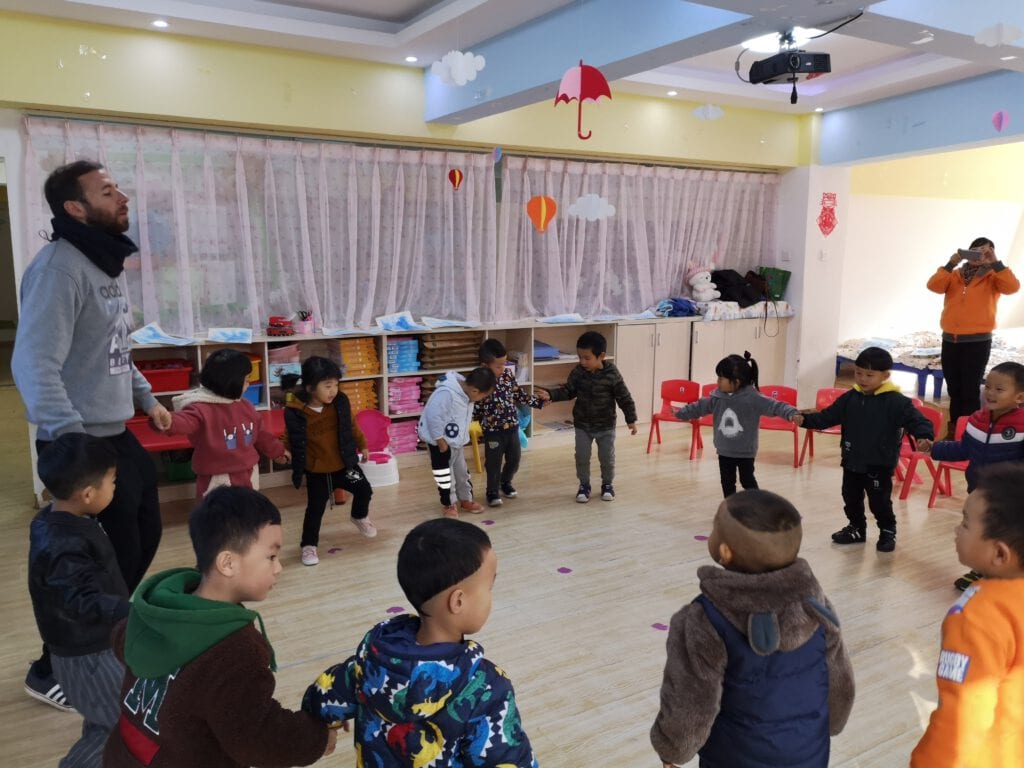 Myself playing with children in a Chinese kindergarten Profesor de inglés en China - Kindergarten - Clase Xiaoban