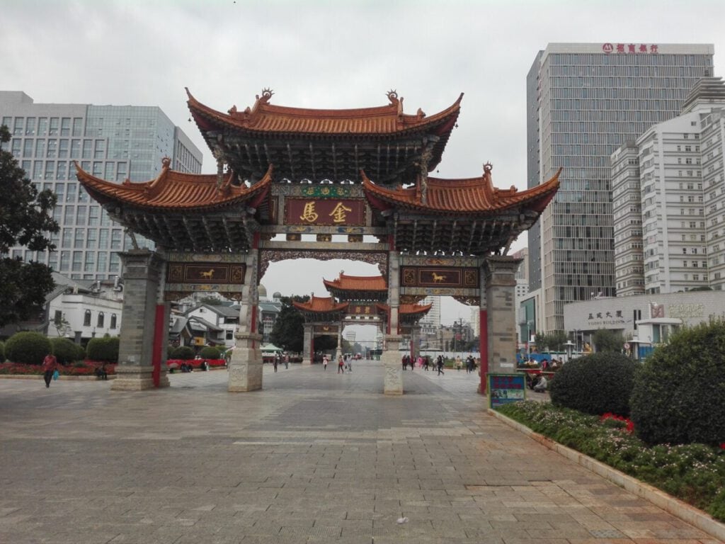 Arco tradicional chino en Kunming, con arquitectura característica de Yunnan China - Yunnan - Kunming - Arco Plaza Jinmafang