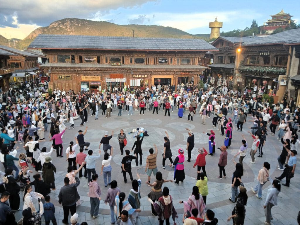 Plaza de Shangrila llena de gente bailando Yunnan - Shangrila - Bailes tradicionales