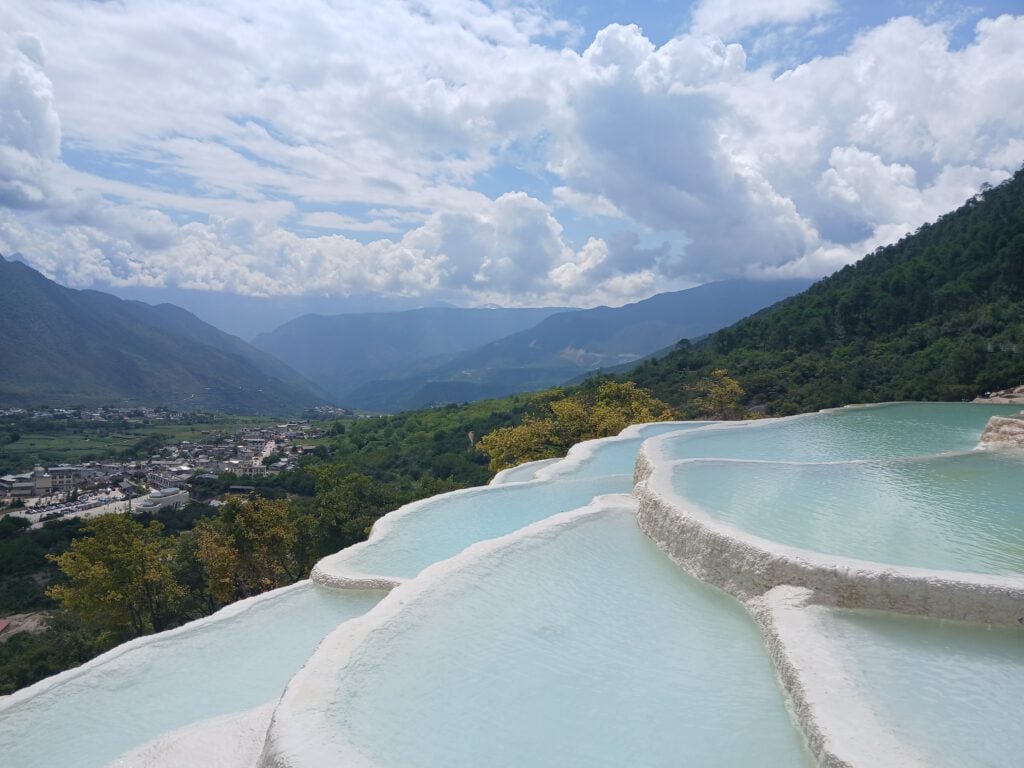 Terrazas blancas de Baishuitai llenas de agua Viaje a Yunnan - Salinas Baishuitai