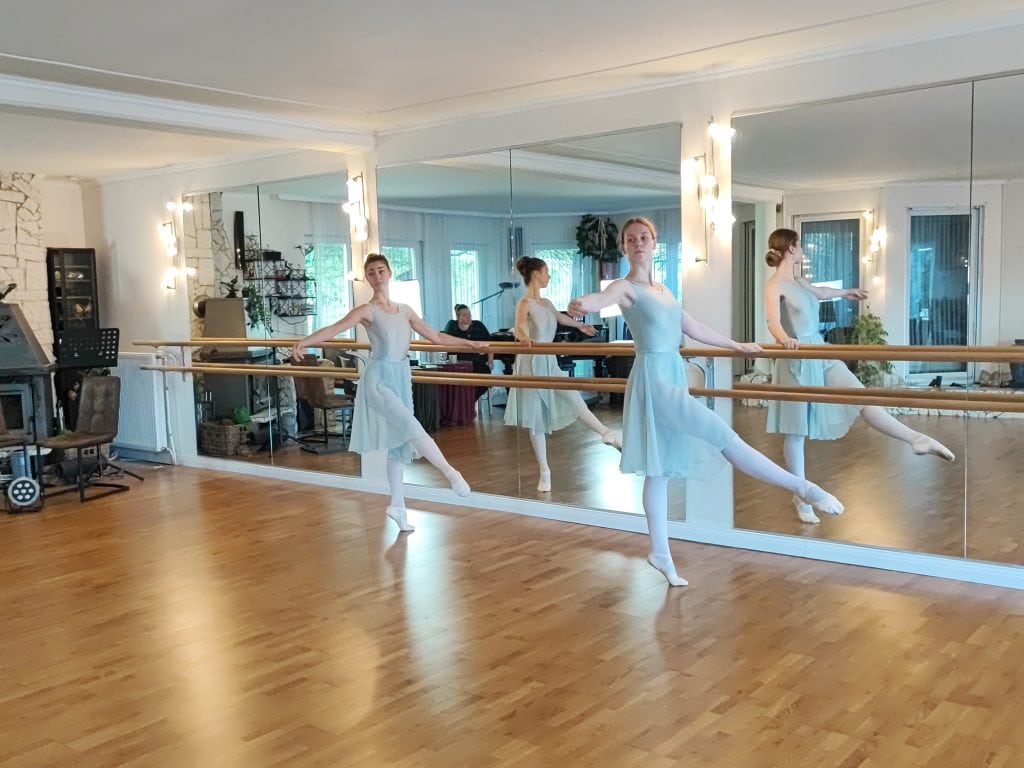 tanzakademie ballet-taenzerinnen-weisse-kleider-frauen