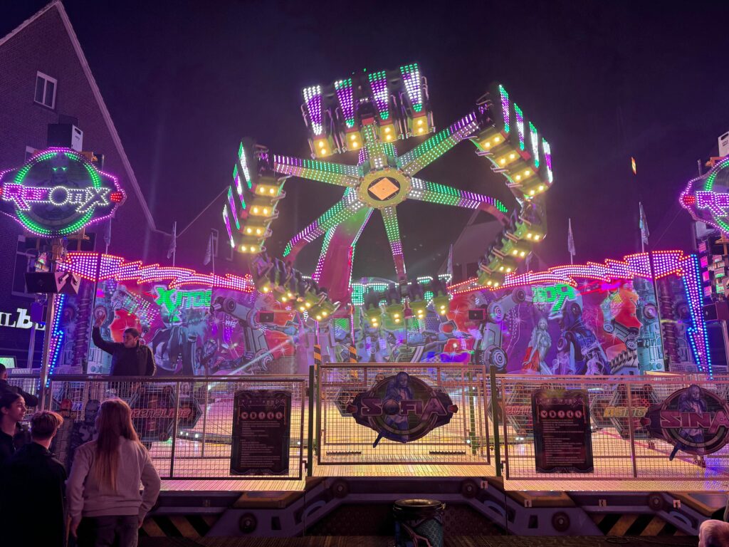 Die Meppener Rathauskirmes wirbelt die Besucherinnen und Besucher durch die Lüfte Meppens. (Foto: Matthias Brüning)