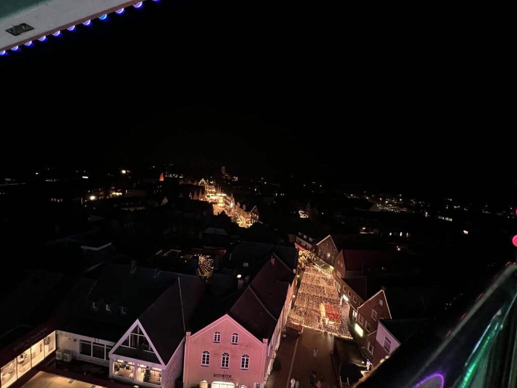 Der Meppener Weihnachtsmarkt leuchtet. Aus dem Riesenrad hat man einen schönen Blick auf die Stadt Meppen und die vielen tausenden Lichter (Foto: Joven Scholte Aalbes)