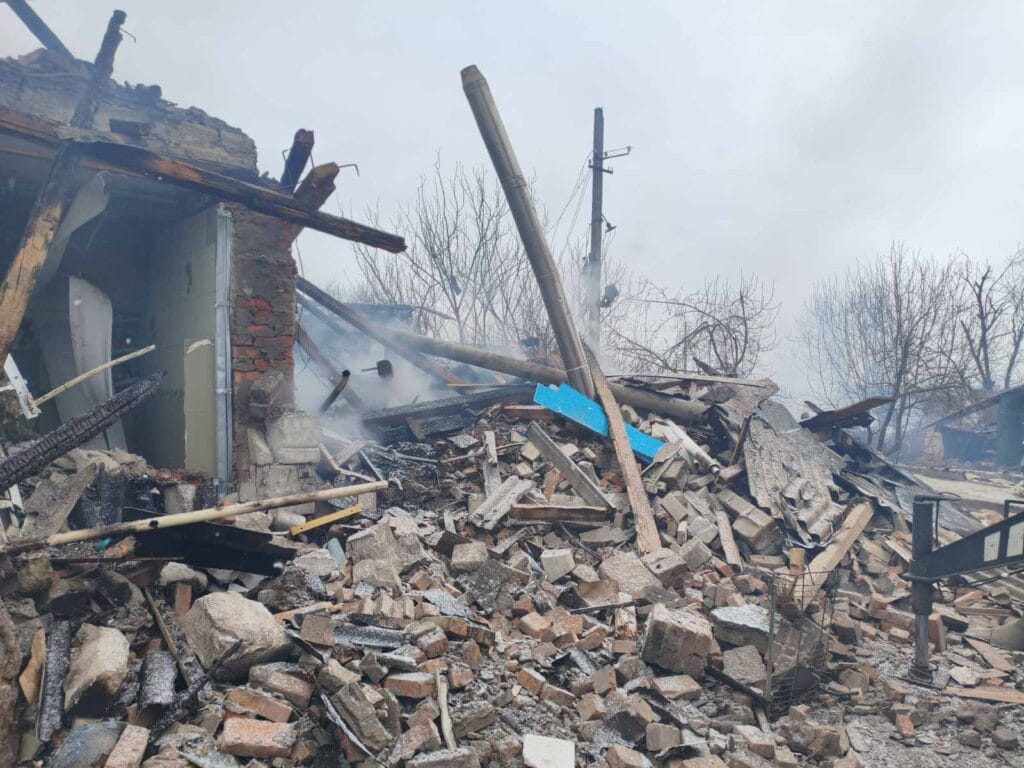 Пошкоджений будинок після російського обстрілу