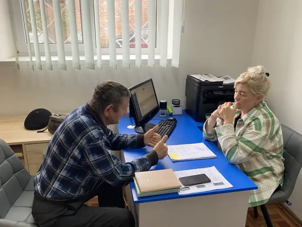 Підпис до відео: Перший паспорт у Великописарівському ЦНАПі: як релокована громада відновлює та розширює послуги в Охтирці.