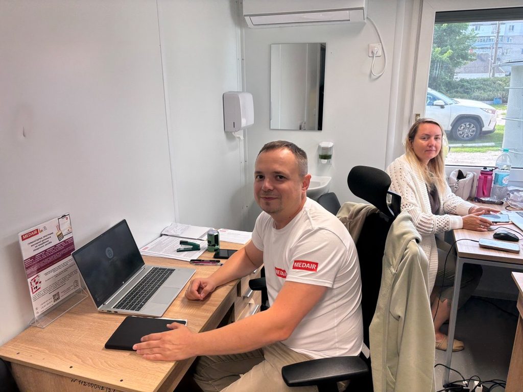Представник Medair Сергій Шульга під час співпраці з Великописарівським ЦПМСД