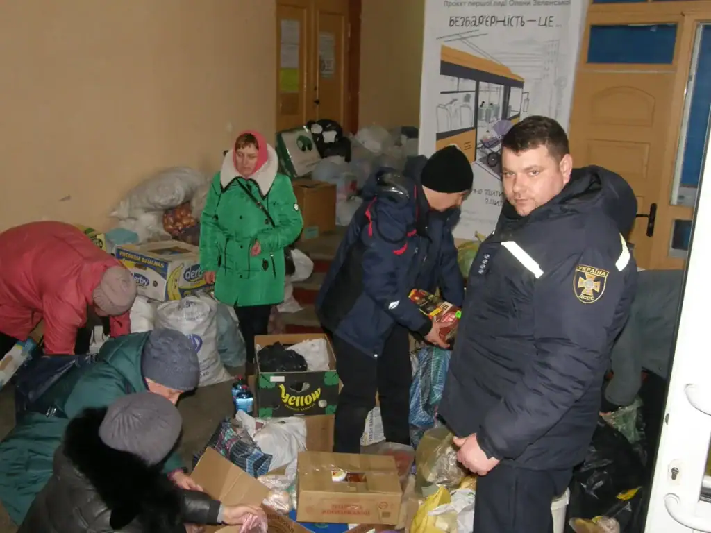 Рятувальники допомагають розподіляти гуманітарну допомогу серед жителів.