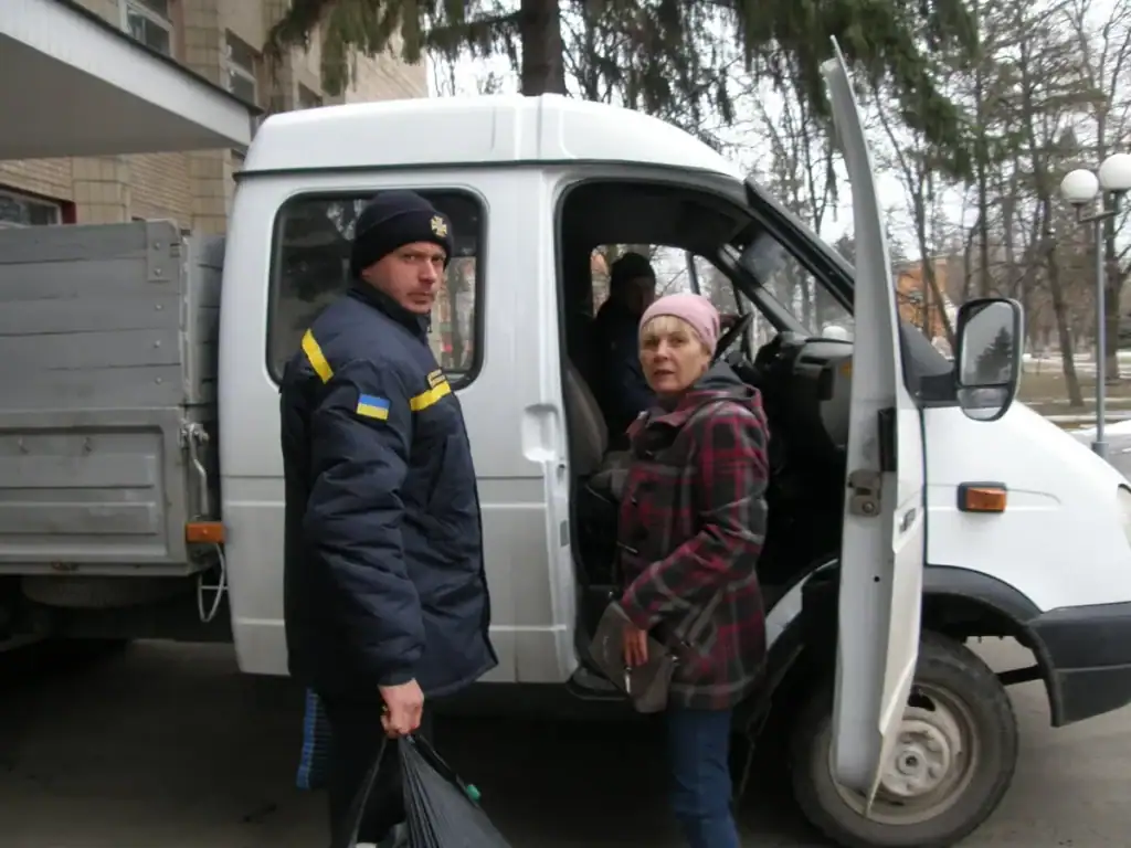 Рятувальники допомагають розподіляти гуманітарну допомогу серед жителів.