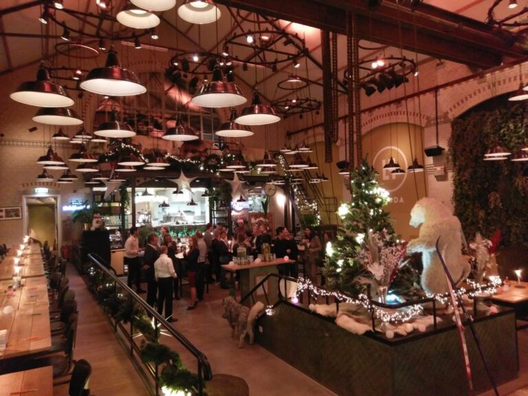 Kerstborrel in de fabriekshal