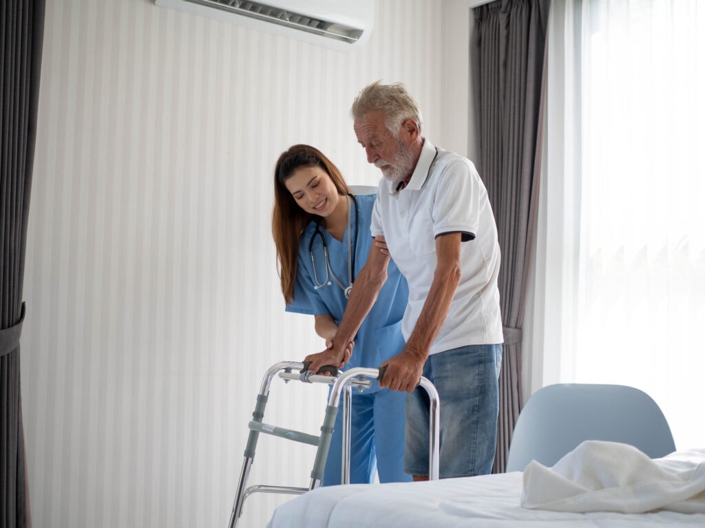 Pflegekraft unterstützt Senior bei der Körperpflege Pflegekraft unterstützt bei der Körperpflege für Senioren