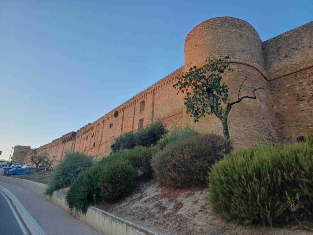 Le possenti mura di Magliano in Toscana