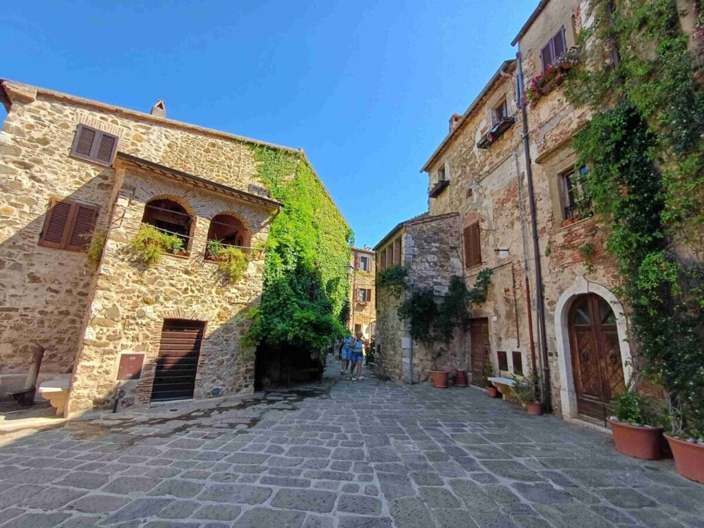 Scorcio del paese di Montemerano, in Maremma