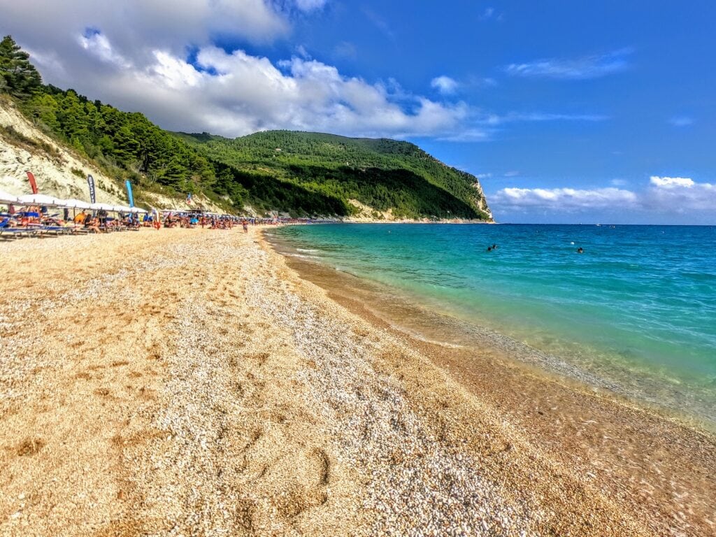Conero cosa vedere: la spiaggia di Sirolo