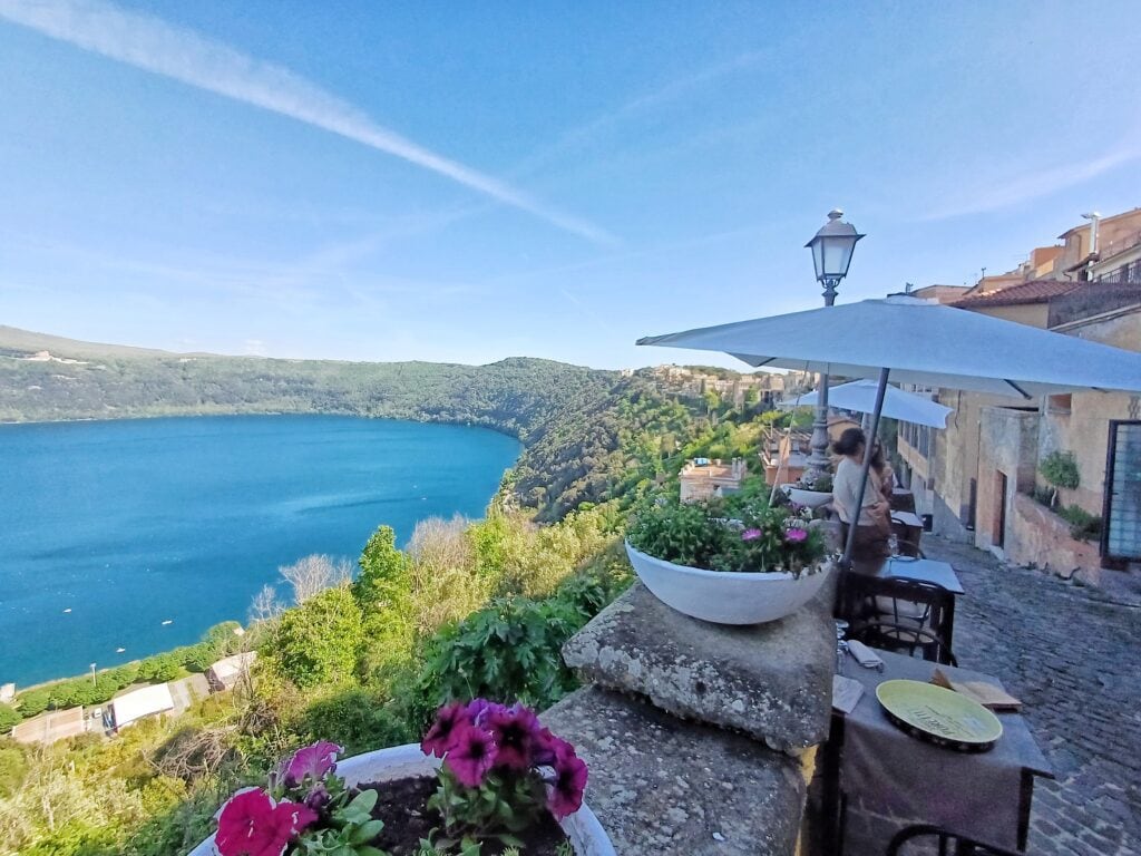 veduta del lago di Albano, cuore del parco dei castelli romani