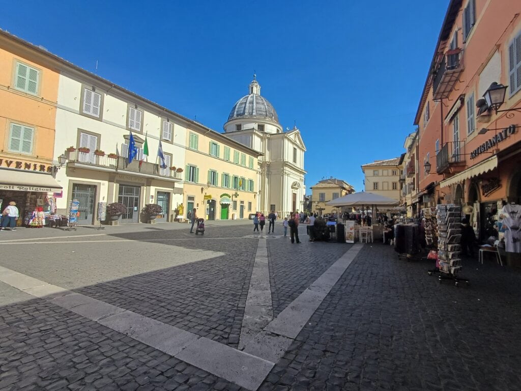 la piazza principale di Castel Gandolfo