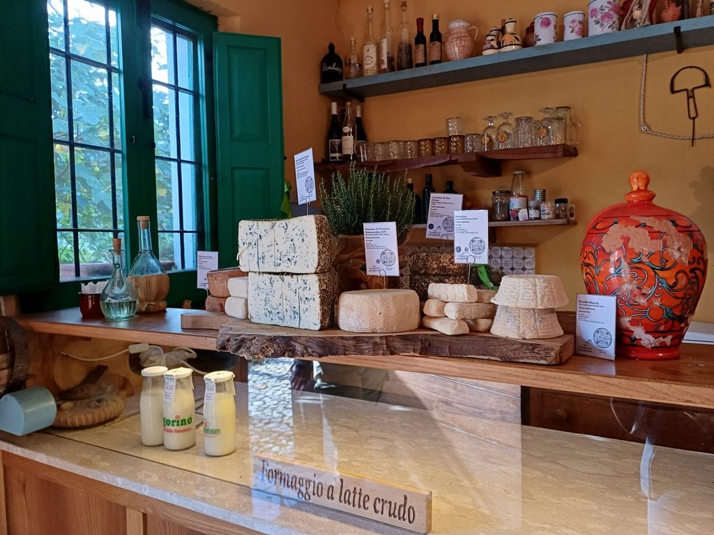 All'interno della caciosteria di Casa Lawrence a Picinisco
