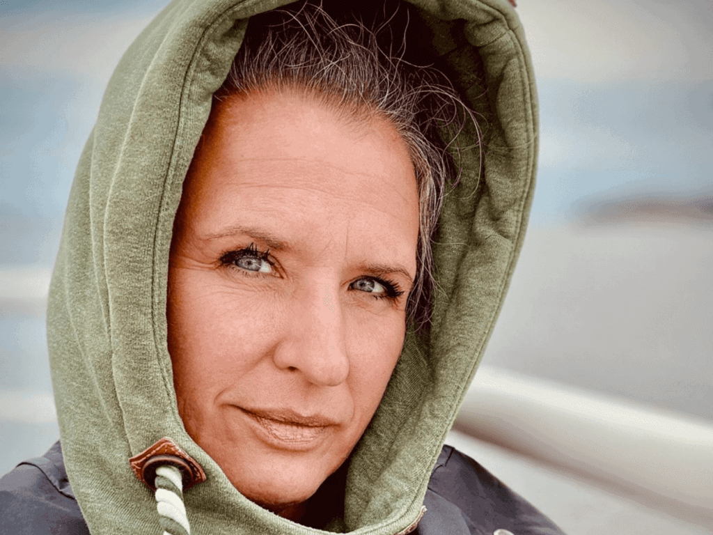 Claudia Ludloff mit grünem Hoody blickt in die Kamera