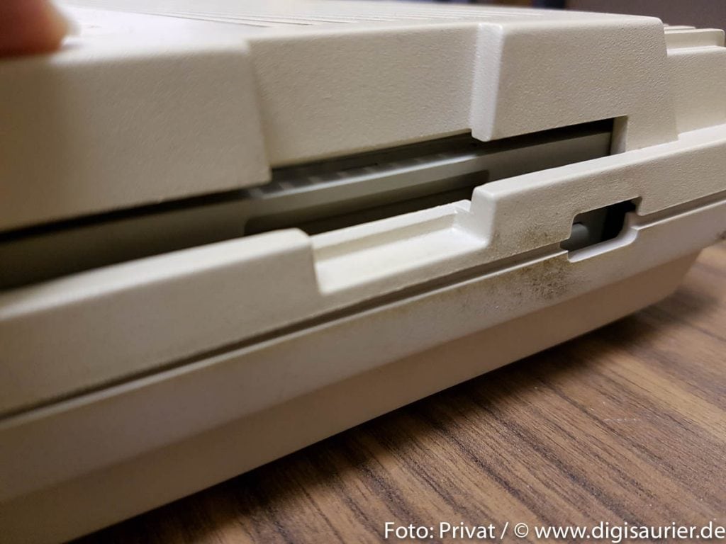Passt nicht: Nach internem Einbau kommt man beim FZ354 ohne Modifikationen am Amiga-Gehäuse nicht mehr an Laufwerkschlitz oder Diskettenauswurf.