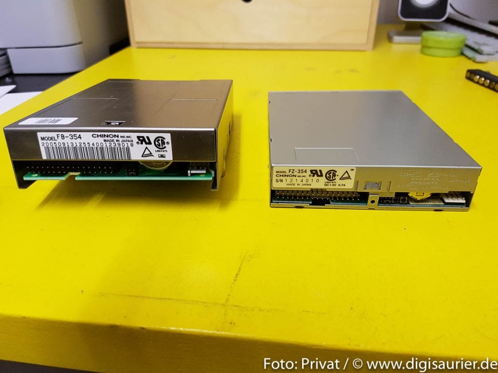Mein externes Laufwerk, ein Chinon FZ-354 (rechts): Die Abmessungen sind kleiner, der Auswurfknopf sitzt anders als beim FB-354 (links). Das Laufwerk funktioniert intern zwar einwandfrei – in einem A1200 war dieser Typus sogar serienmäßig im Einsatz – aber das A500-Gehäuse ist zu speziell bemessen, als dass man damit ohne Modifikationen bequem arbeiten könnte