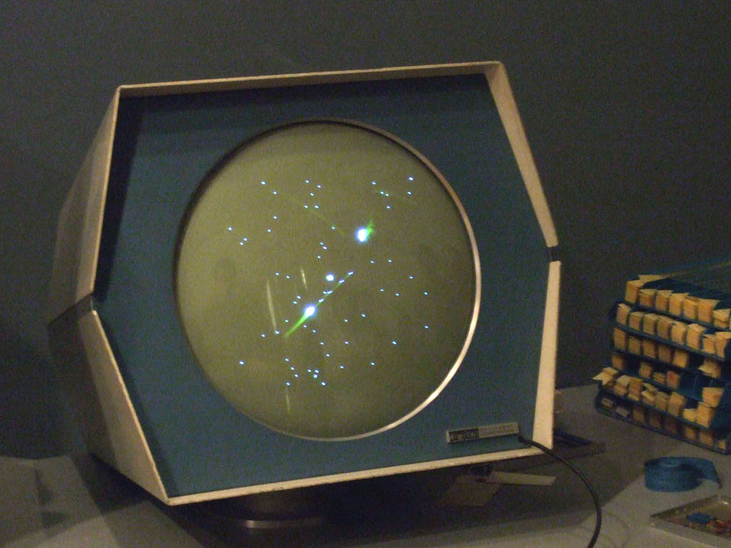 Bildschirm eines PDP-1, auf dem Spacewar läuft (Foto: via Wikimedia, public domain)