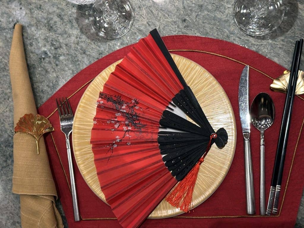 Gorgeous place settings with the gold gingko theme
