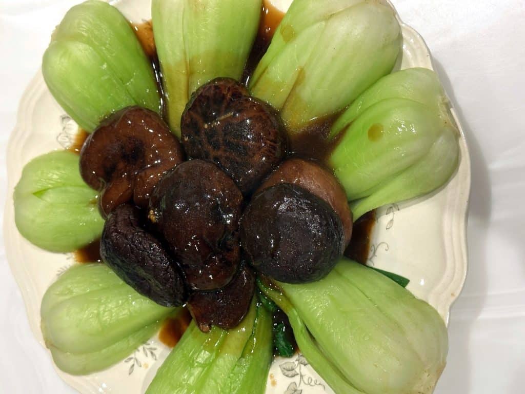 Braised shitake mushrooms with pak choy 香菇菜心 1 Braised mushrooms with pak choy