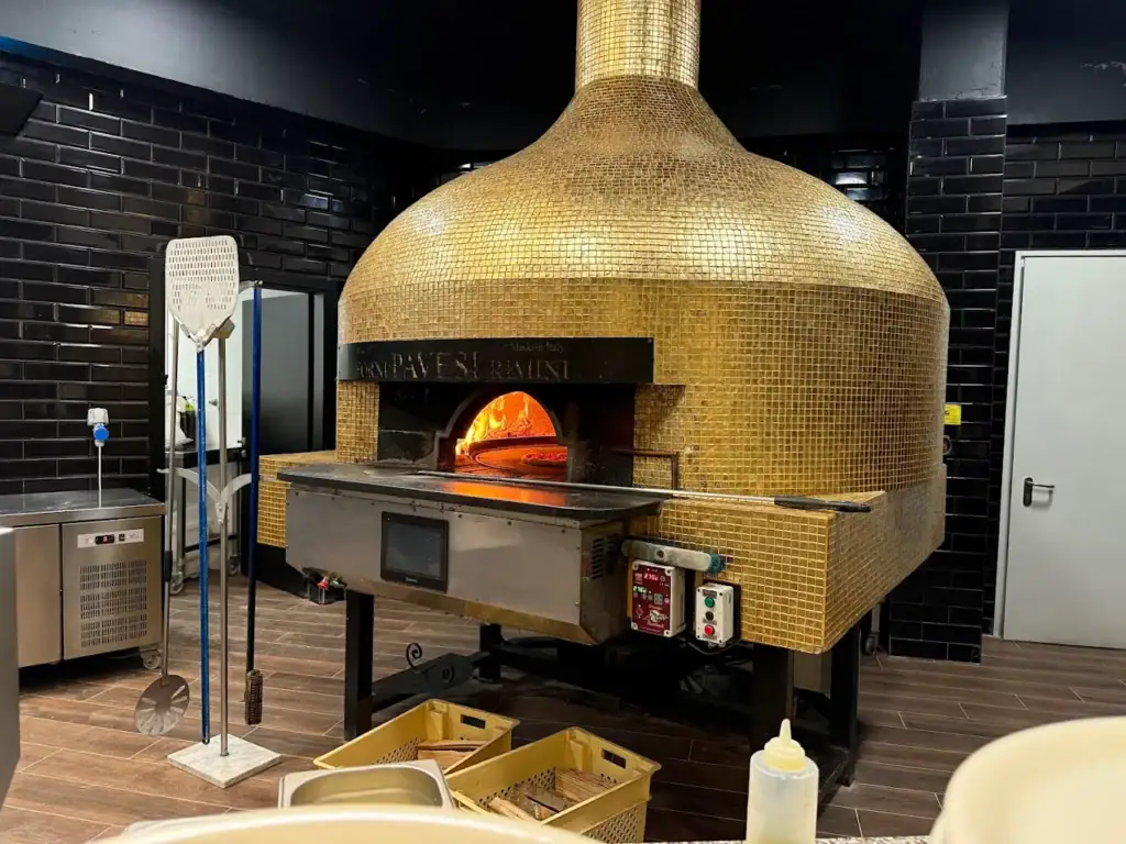Trattoria Riccardo Malta forno modello Tornado Rotante a gas da 16 pizze
