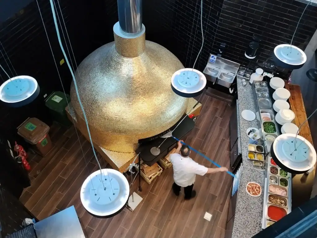 Trattoria Riccardo Malta forno modello Tornado Rotante a gas da 16 pizze