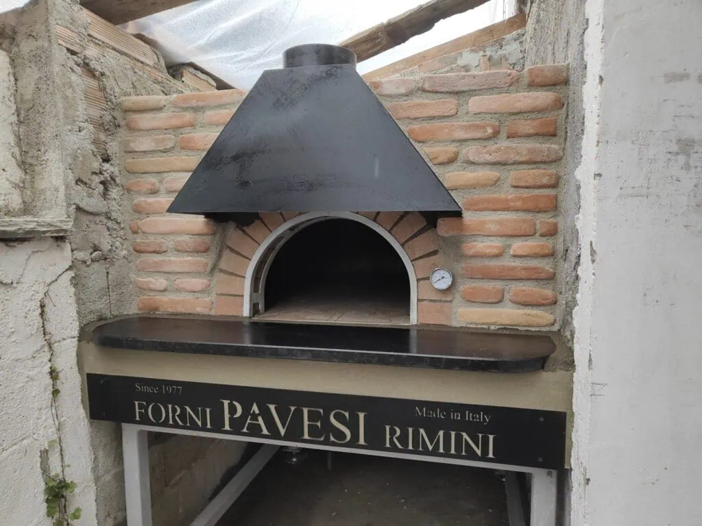 Forni Pavesi Rimini realizza forni a legna su misura per casa, giardino e spazi professionali, anche con metrature ridotte o accessi difficili