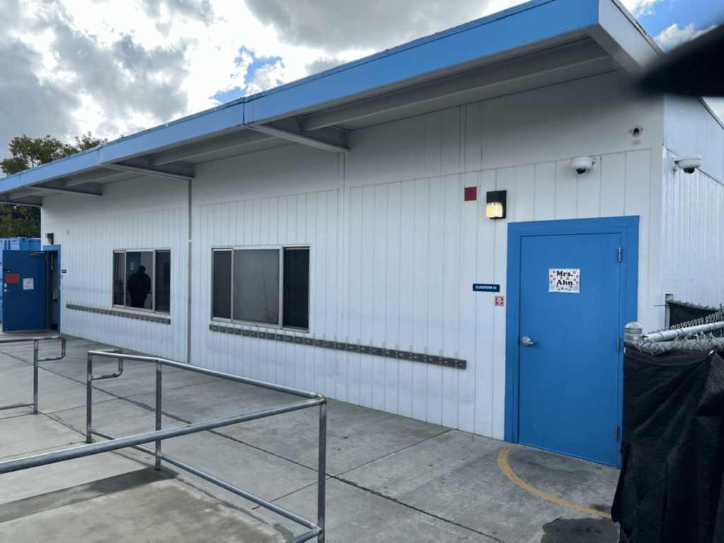 portable-modular-classroom-on-campus Portable classrooms are also called modular classrooms.