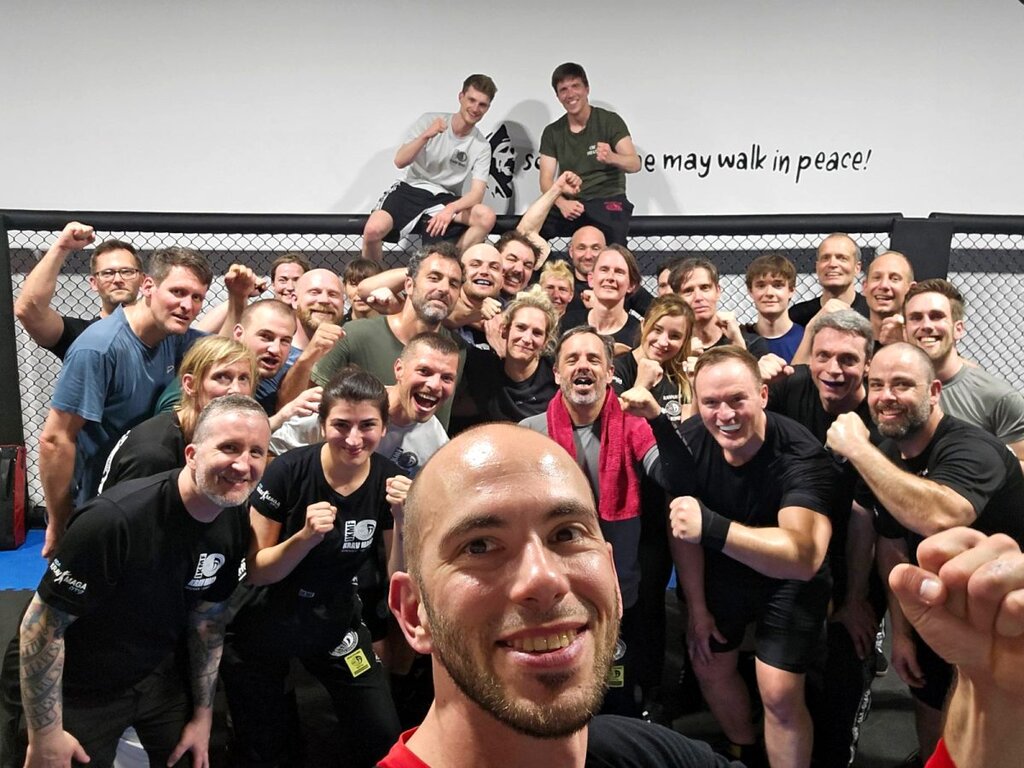 Gruppenfoto nach erfolgreichem Training mit vielen Teilnehmenden.