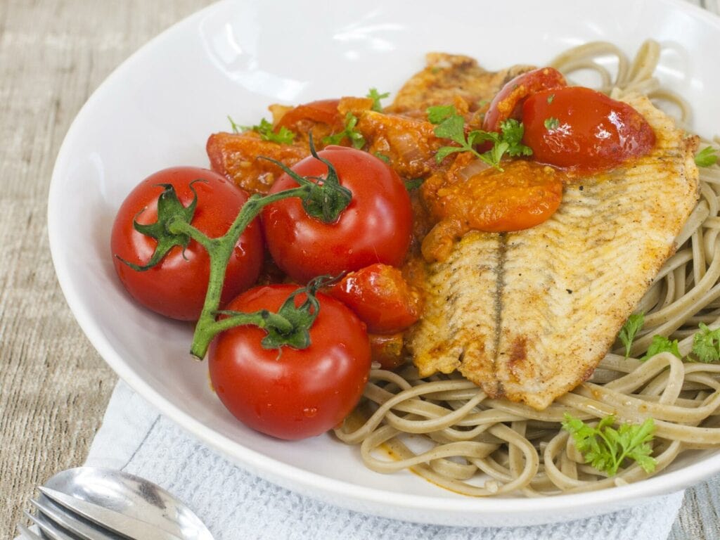 Gebakken schol met Italiaanse tomatensaus
