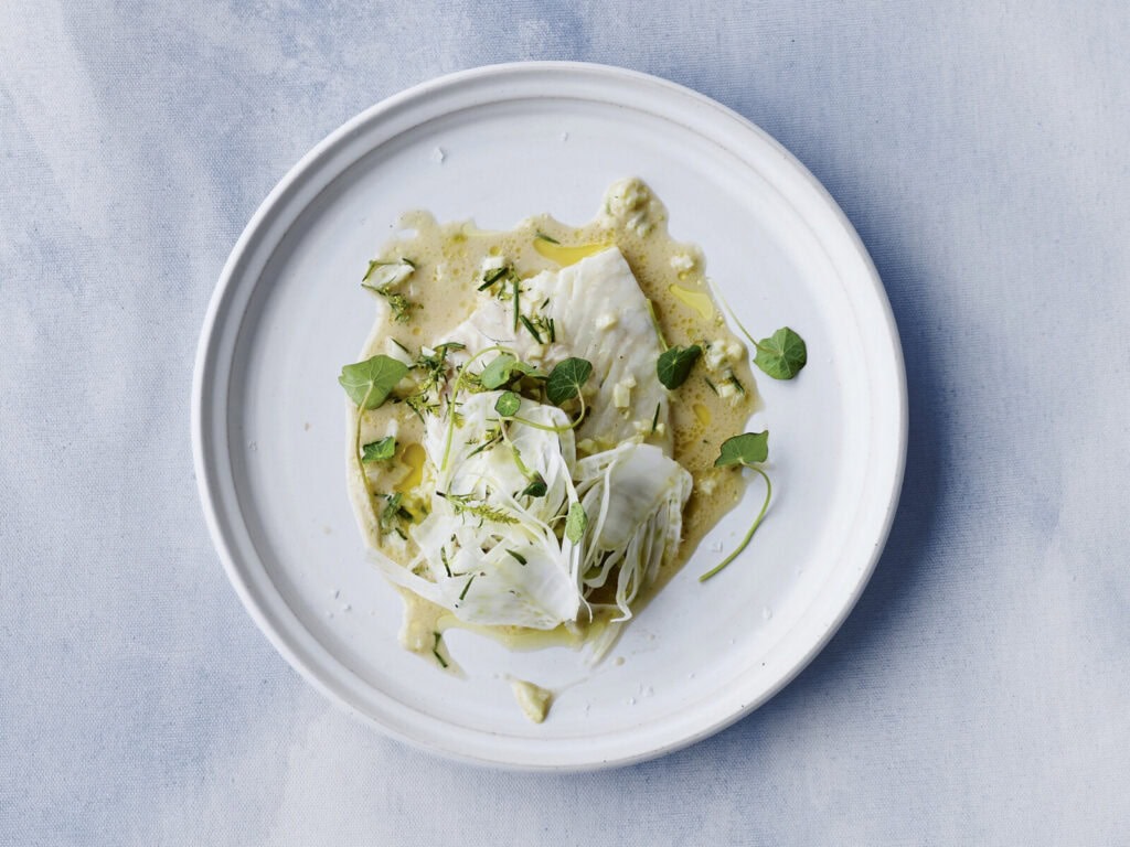 Hele gesmoorde tarbot met tijm, knoflook en venkel