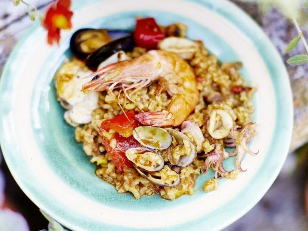 Paella met zeevruchten