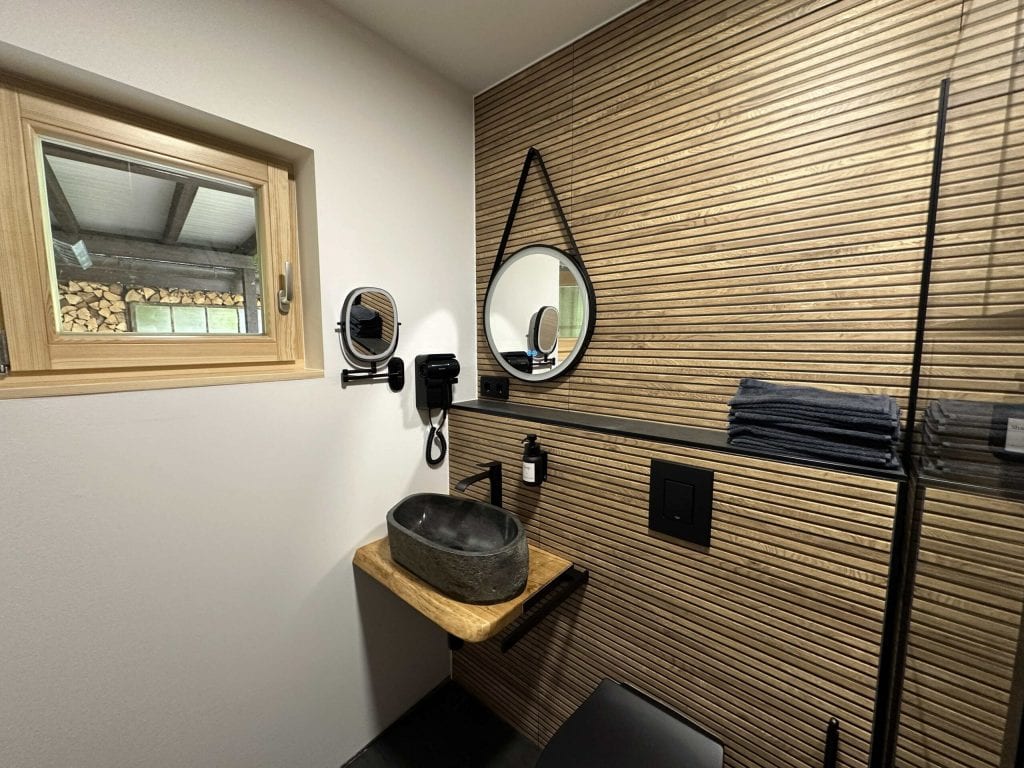 Retreat Kastanienhof Erfurt Jurte klein Bad 1 scaled 1