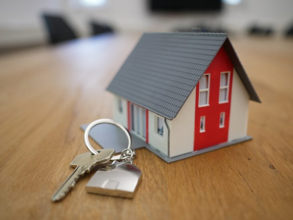 Immeuble résidentiel et clés de logement sous tension