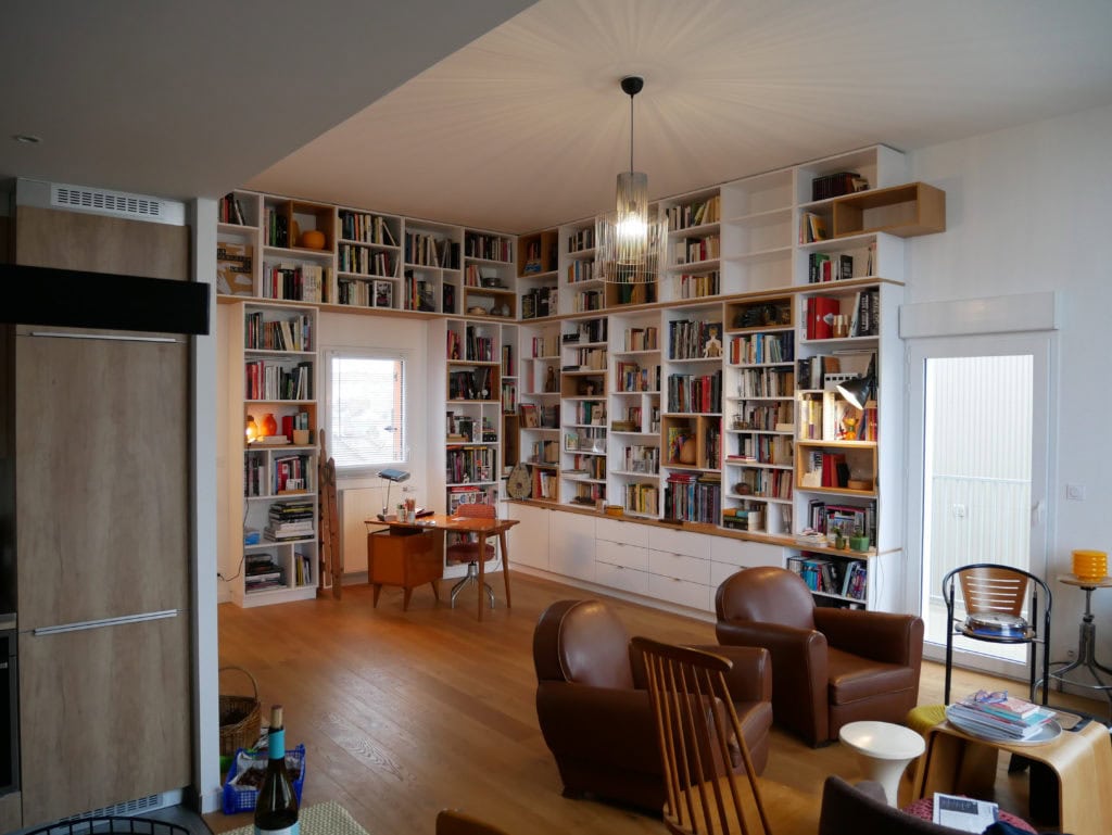 grande bibliothèque murale dans loft à Rennes