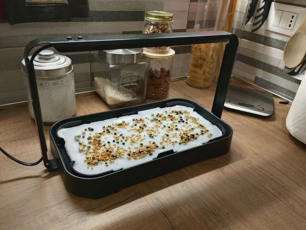Inizio Venerdì sera alle 23,30. Bagno il mat, metto l'aqua sino al suo livello avendo buona cura di sistemare il mat perfettamente nella forma del germogliatore (facilissimo) per stendere poi una bella manciata di semi Sativa Rheinau Protein Mix!