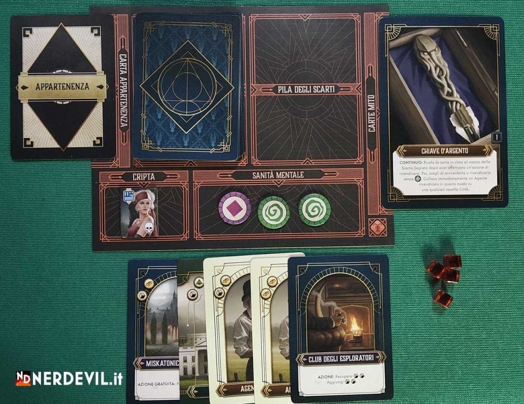 Cthulhu: Dark Providence, plancia e mano giocatore in fase avanzata