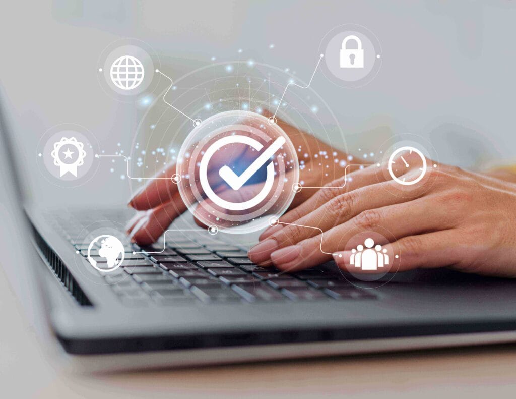 Schreiben am Laptop mit Symbolen im Vordergrund