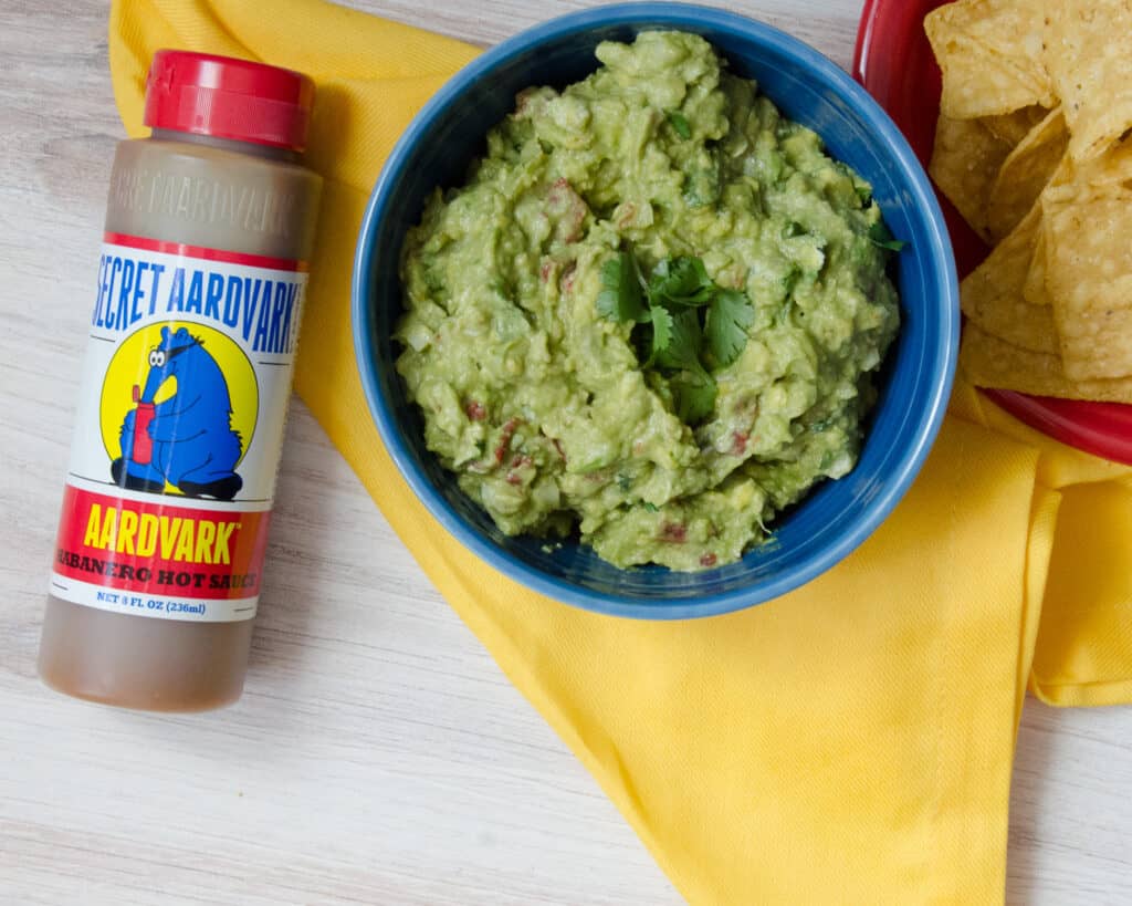 sauce habanero aardvark avec croustilles et guacamole