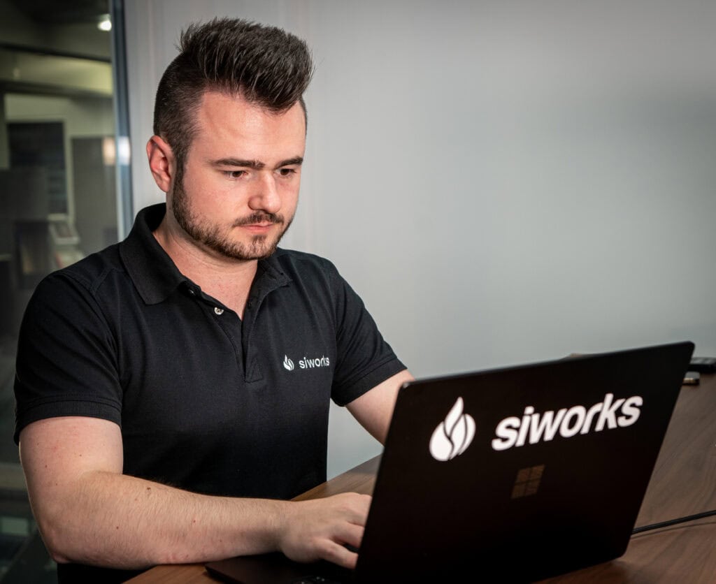 Konzentriert am Computer