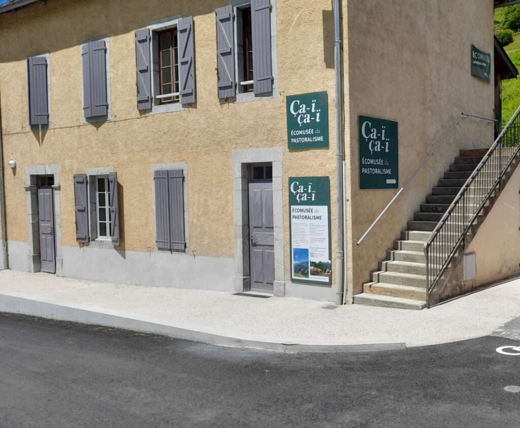 La signalétique extérieure : votre premier levier de visibilité à Pau et dans le Béarn. Chez Signalétique Factory, nous concevons des solutions d’affichage extérieur alliant robustesse et esthétique. Spécialistes des supports rigides haute performance, nous accompagnons les entreprises, commerces et collectivités locales dans la création de : Totems autoportants pour entrées de zones d’activités ou parkings. Enseignes de façade durables en Alu Dibond, PVC ou plexiglas. Panneaux signalétiques et patrimoniaux conçus pour résister aux intempéries (UV, vent, humidité). Signalisation grand format pour chantiers, zones industrielles ou bâtiments publics. Chaque projet bénéficie d'une conception sur-mesure et d'une installation professionnelle, garantissant une communication claire, conforme aux normes en vigueur et parfaitement intégrée à votre environnement architectural en Nouvelle-Aquitaine.