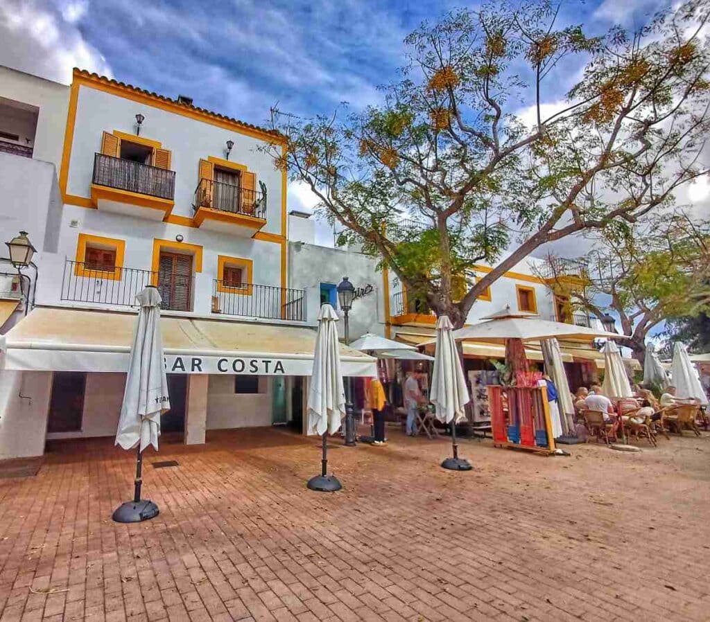 Il famoso bar Costa, una delle cose da vedere a Ibiza