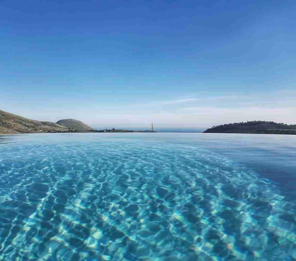 la inifinity pool del b&B La collina degli ulivi