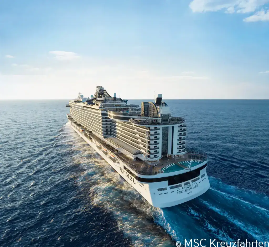 msc-seascape-aft-view - Michis Kreuzfahrten die msc seascape fährt über das offene meer, mit einem klaren himmel im hintergrund.