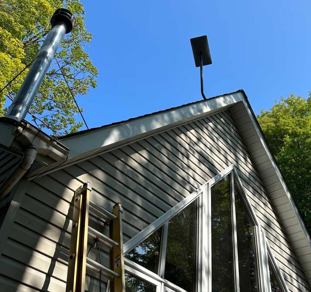 Barry_Bay_Roof_Starlink_Dish