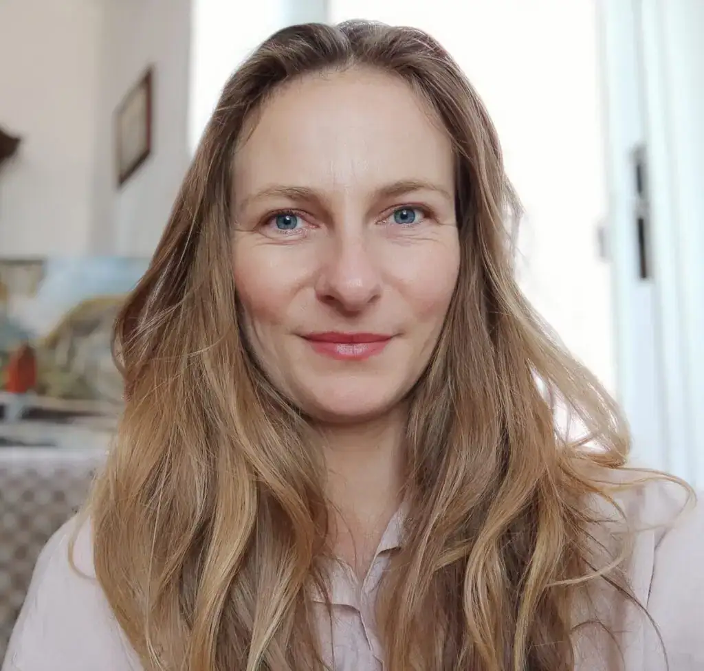 Sylwia Latacz providing individual counselling sessions in the Lisbon office